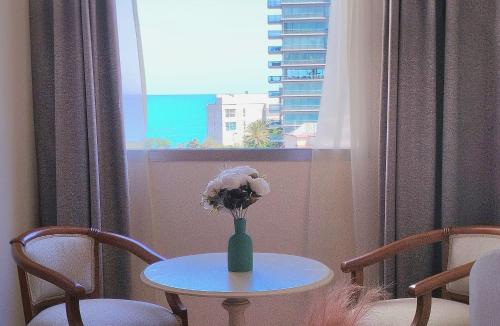 Hotel Méditerranée Beyrouthにあるバルコニーまたはテラス