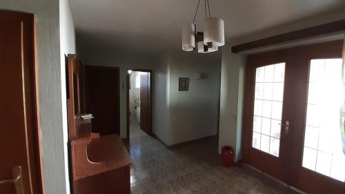 un couloir d'une maison avec une chambre avec un couloir dans l'établissement Maison meublée spacieuse à la campagne avec jardin, à Gottenhouse