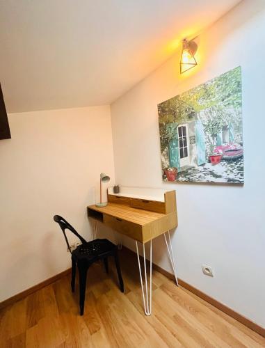 - un bureau dans une pièce avec une chaise et un tableau dans l'établissement Côté Arènes, à Nîmes