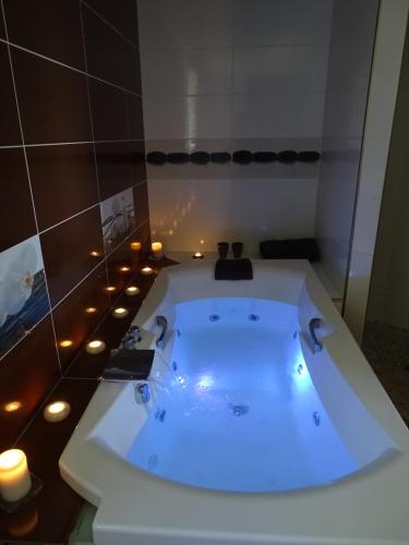 La salle de bains est pourvue d'une baignoire et de lumières. dans l'établissement villa Simone, à Méounes-lès-Montrieux