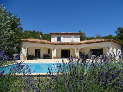 une villa avec piscine devant une maison dans l'établissement villa Simone, à Méounes-lès-Montrieux