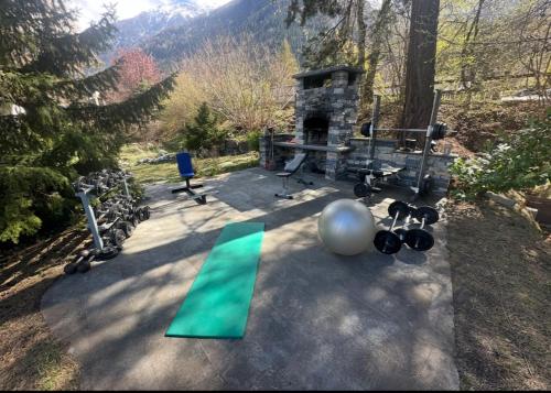 an aerial view of a gym with a table and weights at WoodMood in Leuk