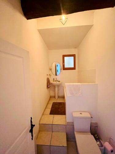 une salle de bain avec toilettes et lavabo dans l'établissement Côté Arènes, à Nîmes