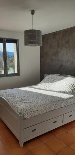 - un lit blanc dans une chambre avec fenêtre dans l'établissement villa Simone, à Méounes-lès-Montrieux