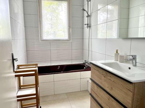 une salle de bain avec un lavabo et une fenêtre dans l'établissement Maison 5 pièces calme proche plage avec jardin, animaux acceptés - FR-1-479-186, à Erdeven