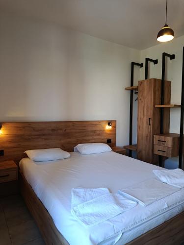 En eller flere senge i et værelse på Kleri Beloni Rooms