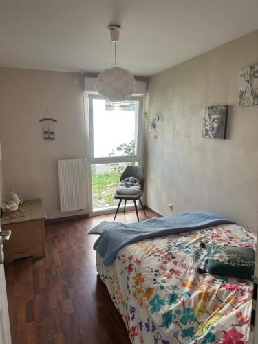 une chambre avec un lit et une fenêtre dans l'établissement Un havre de verdure en ville, à Colmar