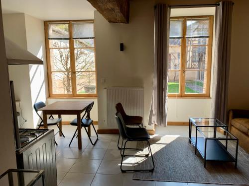 - un salon avec une table, des chaises et une table dans l'établissement Au coeur de Troyes, Atelier de la Cathédrale, à Troyes
