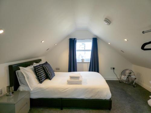 En eller flere senge i et værelse på Welcome Lodge - 1 Bedroom Cottage - Llanrhidian