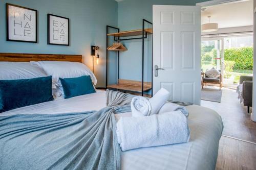 una camera con due letti e pareti blu di Bayview 87 - 2 Bedroom Chalet - Bayview Oxwich a Oxwich