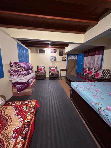Postel nebo postele na pokoji v ubytování Nain Sadan - Village Sosa -Narayan Ashram