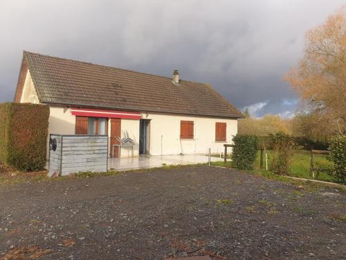 une maison blanche avec une allée devant dans l'établissement Maison 7 personnes, à Gouttières