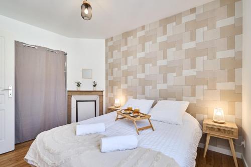 - une chambre avec un grand lit et une table dans l'établissement The Winter, Netflix, Downtown, Quiet & Comfortable, à Reims