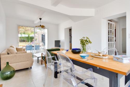une cuisine et un salon avec une table et des chaises dans l'établissement À 220m de la plage, maison avec jardin pour 4, à Noirmoutier-en-l'lle