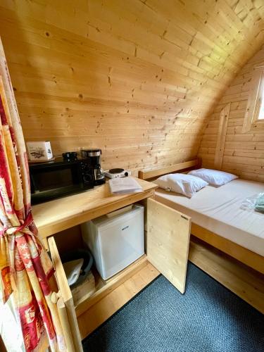 une chambre avec deux lits dans une cabane en bois dans l'établissement Camping Les Gatinelles, à Bretignolles-sur-Mer