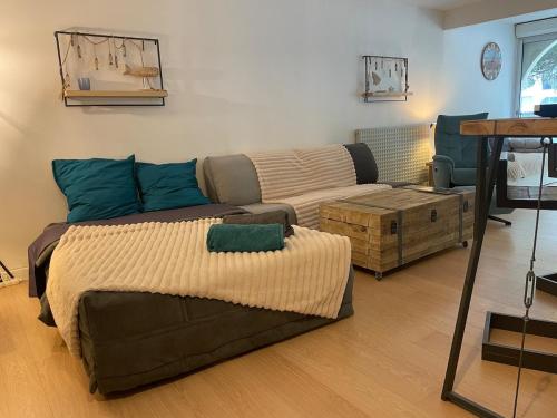 un salon avec un lit et un canapé dans l'établissement 60 m2 - 6 people, 3-min walk to Azur beach, à La Grande Motte