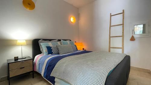 une chambre avec un lit avec une couette bleue et blanche dans l'établissement Le Mas d'Or, à Saint-Rémy-de-Provence