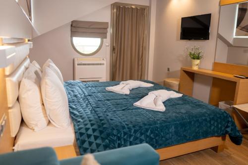 a room with a bed with towels on it at Hotel Epavlis Eleftheriadi in Paralia Katerinis