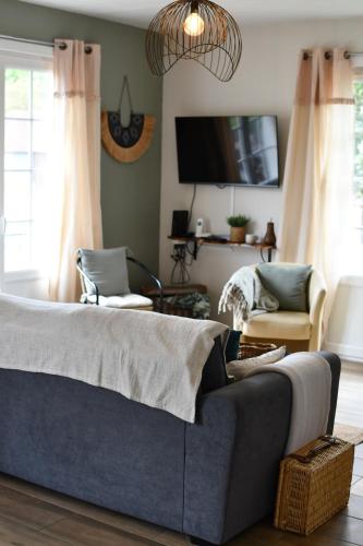 a living room with a couch and a tv at gite de tounette in Authieule