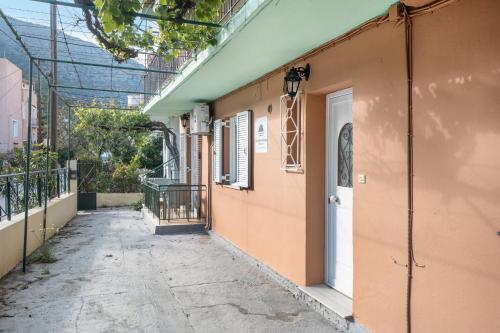 an empty hallway of a building with a door at Rooms Grapevine in Póros Kefalonias