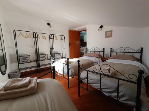 a room with four beds in a room at La casa dell'arco in Roccasecca dei Volsci