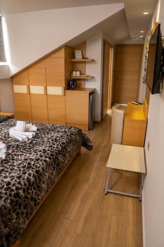 a room with a bed and a desk and a chair at Hotel Epavlis Eleftheriadi in Paralia Katerinis