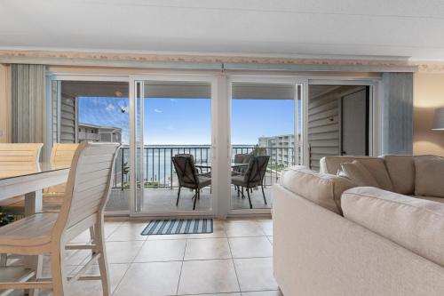 Χώρος καθιστικού στο Breathtaking Bayfront Escape in Ocean City - Steps to Beach, Pool, & Attractions