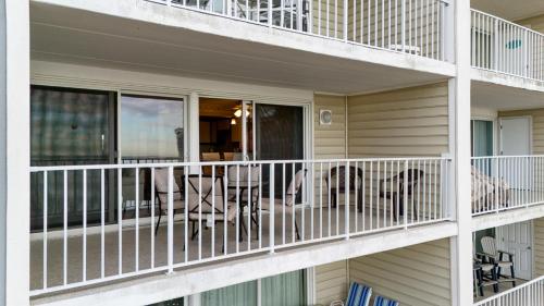 Μπαλκόνι ή βεράντα στο Breathtaking Bayfront Escape in Ocean City - Steps to Beach, Pool, & Attractions