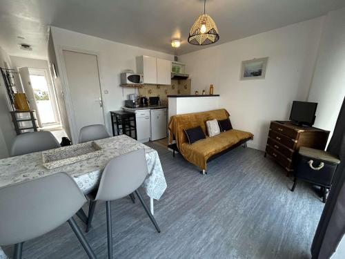 Appartement 2 pièces avec balcon, proche plage - FR-1-224B-563