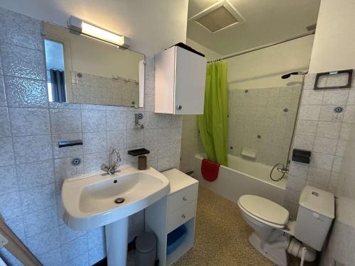 une salle de bain blanche avec un lavabo et des toilettes dans l'établissement Appartement 2 pièces avec balcon, proche plage - FR-1-224B-563, à LʼHerbaudière