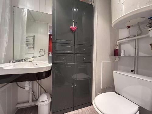 une salle de bain avec une douche, des toilettes et un lavabo dans l'établissement Studio avec Mezzanine, Balcon et Garage à 200m de la Plage – 4 Couchages - FR-1-224-247, à Saint-Hilaire-de-Riez