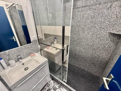 une salle de bain avec un lavabo, des toilettes et un miroir dans l'établissement Appartement proche plage Richelieu avec piscine, clim et parking - FR-1-723-14, au Cap d'Agde