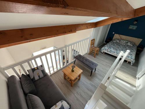 - un salon avec un canapé et un lit dans l'établissement Maison Avec Terrasse, Piscine, Proche Plage et Forêt à Saint-Hilaire-de-Riez ! - FR-1-324A-63, à Saint-Hilaire-de-Riez