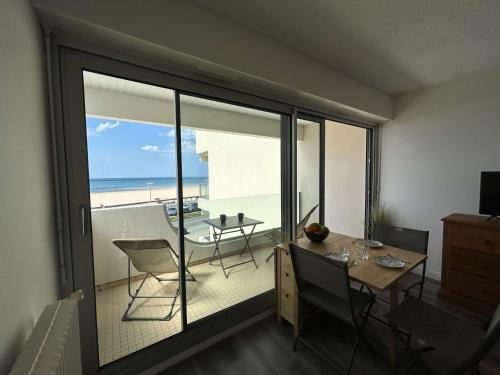 une chambre avec une table à manger et une vue sur la plage dans l'établissement Studio à Saint-Jean-de-Monts, vue mer, 3 couchages - FR-1-224C-345, à Saint-Jean-de-Monts