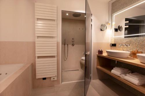 a bathroom with a shower and a sink at Relais & Chateaux Hotel Landgoed Het Roode Koper in Ermelo