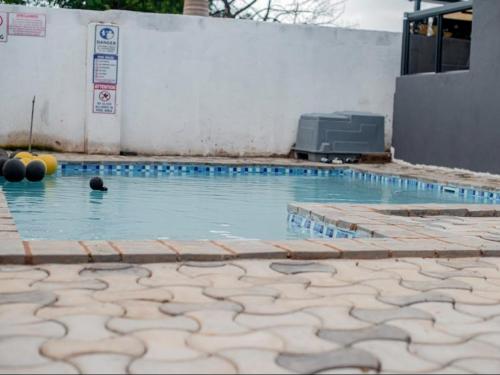 Kolam renang di atau dekat dengan Silalise Lodge