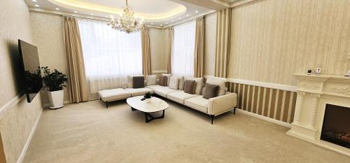 Χώρος καθιστικού στο Fully furnished luxury home