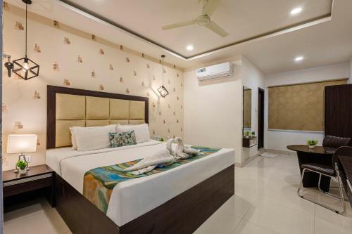 una camera da letto con un letto grande e una scrivania di W Hotel Shamshabad Hyderabad Airport Zone a Hyderabad