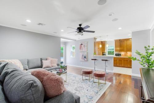 a living room with a couch and a kitchen at Walk to Ventura Boulevard Pool & HotTub with PingPong & BBQ in Sherman Oaks