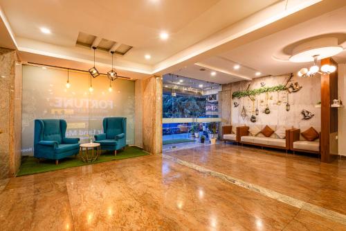 una hall con sedie blu e una sala d'attesa di W Hotel Shamshabad Hyderabad Airport Zone a Hyderabad