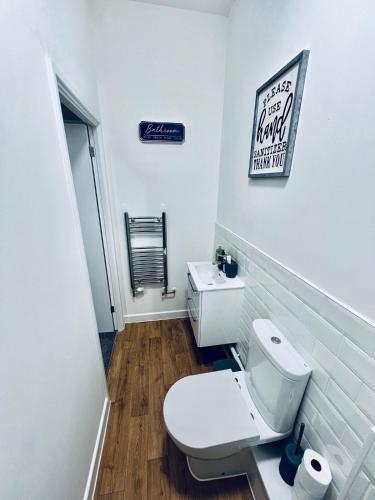 Ένα μπάνιο στο Elite Apt nr Strood stn, High street, Medway, Rochester Castle & Cathedral