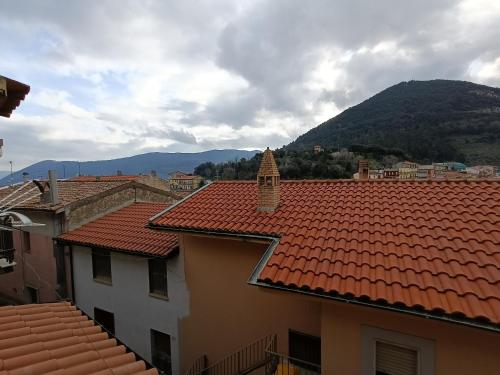 a view of roofs of buildings and a mountain at La casa dell'arco in Roccasecca dei Volsci