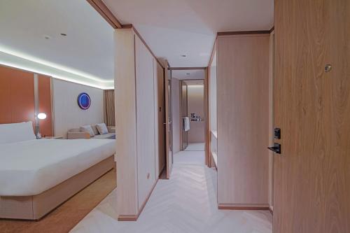 Ένα ή περισσότερα κρεβάτια σε δωμάτιο στο Orange Crystal Hotel, Nanjing Road Pedestrian Street, The Bund, Shanghai