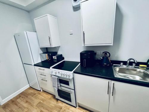 Η κουζίνα ή μικρή κουζίνα στο Elite Apt nr Strood stn, High street, Medway, Rochester Castle & Cathedral