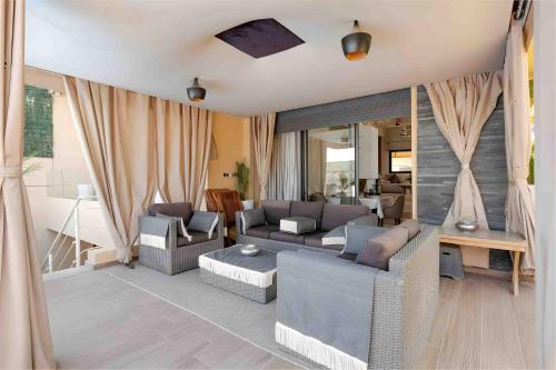 Posezení v ubytování Villa Royal with Private Pool, SPA and VIP Concierge