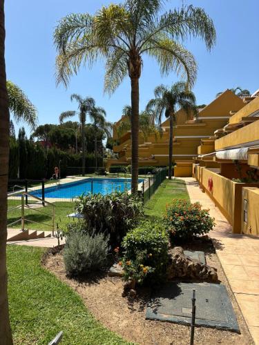 Elviria 2-level Apt Beach-Pool access, fully equipped