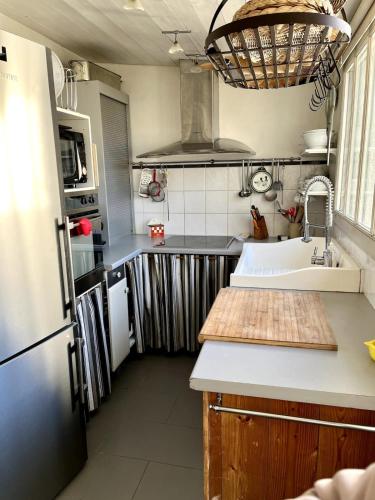 une cuisine avec un évier et un réfrigérateur dans l'établissement The Little Terrace, à Saint-Martin-de-Ré