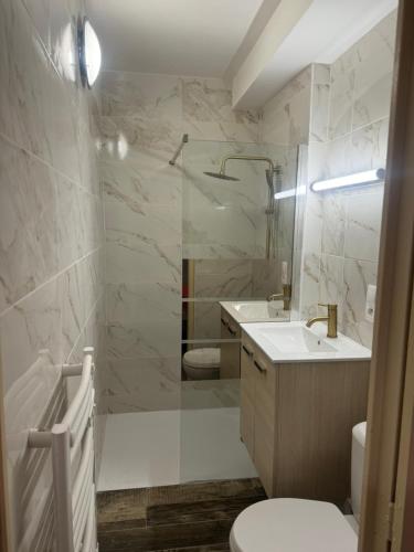 une salle de bain avec toilettes, lavabo et douche dans l'établissement Une heureuse coïncidence, à Montpellier