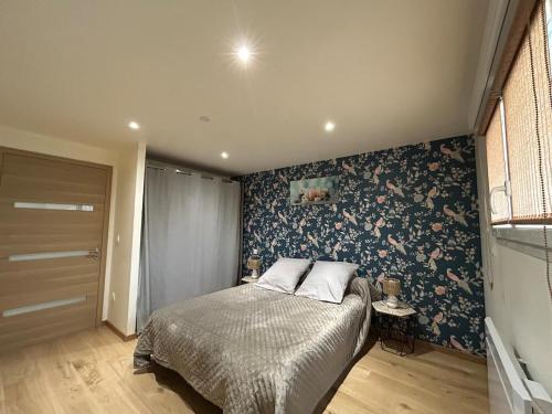 une chambre avec un lit avec un papier peint fleuri dans l'établissement Logement chez l'habitant, à Morangis