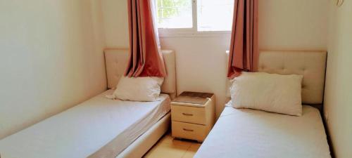 Una cama o camas en una habitación de Saloumi Appartment